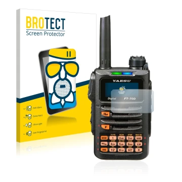 Parte frontal de un envase de producto con el logotipo de la marca BROTECT. Al lado se muestra el dispositivo Yaesu FT-70DR co