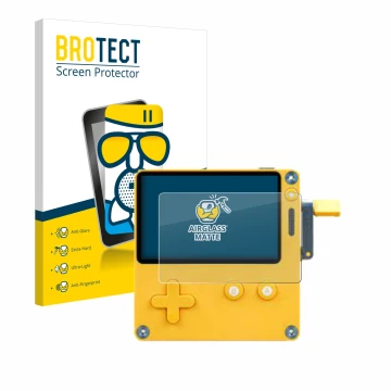 Parte frontal de un envase de producto con el logotipo de la marca BROTECT. Al lado se muestra el dispositivo Panic Playdate c