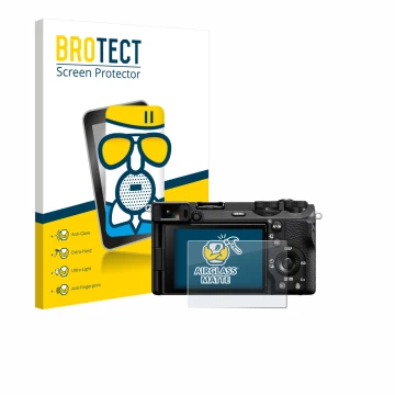 Parte frontal de un envase de producto con el logotipo de la marca BROTECT. Al lado se muestra el dispositivo Sony Alpha 6700 