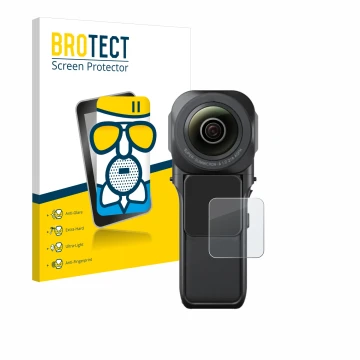Parte frontal de un envase de producto con el logotipo de la marca BROTECT. Al lado se muestra el dispositivo Insta360 One RS 