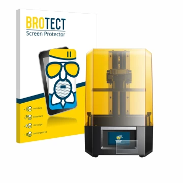 Parte frontal de un envase de producto con el logotipo de la marca BROTECT. Al lado se muestra el dispositivo Anycubic Photon 