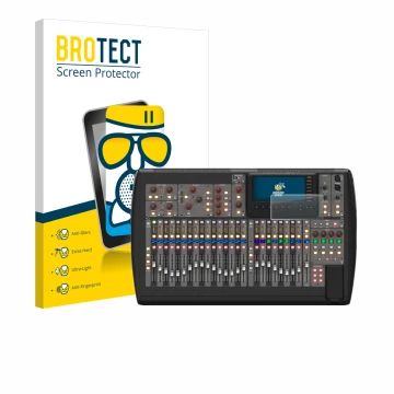 Parte frontal de un envase de producto con el logotipo de la marca BROTECT. Al lado se muestra el dispositivo Behringer X32 co
