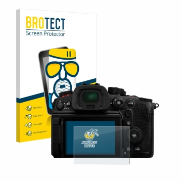 Parte frontal de un envase de producto con el logotipo de la marca BROTECT. Al lado se muestra el dispositivo Panasonic Lumix 