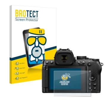 Parte frontal de un envase de producto con el logotipo de la marca BROTECT. Al lado se muestra el dispositivo Nikon Z50 II con
