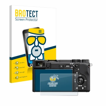 Parte frontal de un envase de producto con el logotipo de la marca BROTECT. Al lado se muestra el dispositivo Sony Alpha 6100A