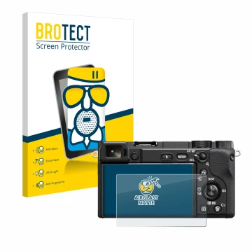 Parte frontal de un envase de producto con el logotipo de la marca BROTECT. Al lado se muestra el dispositivo Sony Alpha 6400A