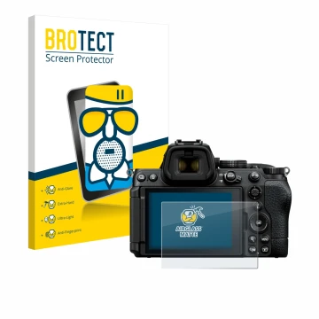 Parte frontal de un envase de producto con el logotipo de la marca BROTECT. Al lado se muestra el dispositivo Nikon Z5 II con 