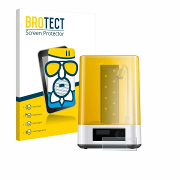 Parte frontal de un envase de producto con el logotipo de la marca BROTECT. Al lado se muestra el dispositivo Anycubic Wash & 