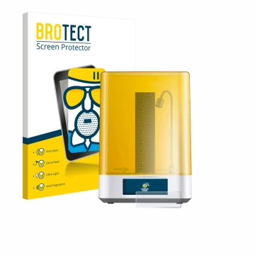 Parte frontal de un envase de producto con el logotipo de la marca BROTECT. Al lado se muestra el dispositivo Anycubic Wash & 