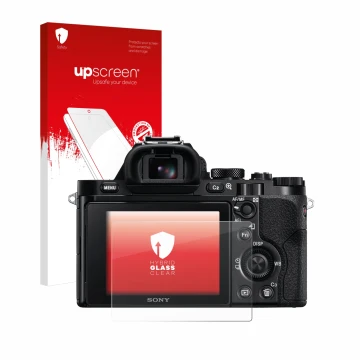 Parte frontal de un envase de producto con el logotipo de la marca upscreen. Al lado se muestra el dispositivo Sony Alpha 7 (I