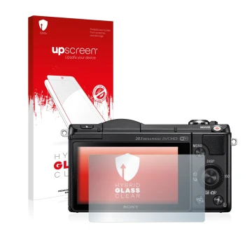 Parte frontal de un envase de producto con el logotipo de la marca upscreen. Al lado se muestra el dispositivo Sony Alpha 5000