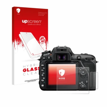 Parte frontal de un envase de producto con el logotipo de la marca upscreen. Al lado se muestra el dispositivo Nikon D7500 con
