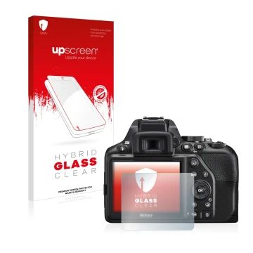 Parte frontal de un envase de producto con el logotipo de la marca upscreen. Al lado se muestra el dispositivo Nikon D3500 con