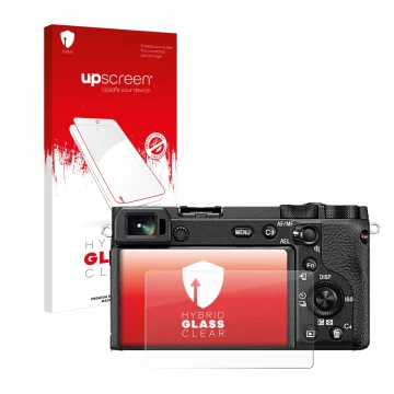 Parte frontal de un envase de producto con el logotipo de la marca upscreen. Al lado se muestra el dispositivo Sony Alpha 6600