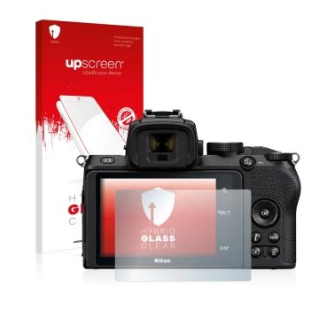 Parte frontal de un envase de producto con el logotipo de la marca upscreen. Al lado se muestra el dispositivo Nikon Z 50 con 