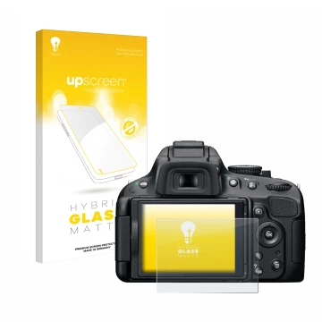 Parte frontal de un envase de producto con el logotipo de la marca upscreen. Al lado se muestra el dispositivo Nikon D5100 con
