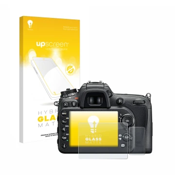 Parte frontal de un envase de producto con el logotipo de la marca upscreen. Al lado se muestra el dispositivo Nikon D7200 con