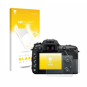 Parte frontal de un envase de producto con el logotipo de la marca upscreen. Al lado se muestra el dispositivo Nikon D7500 con