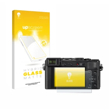 Parte frontal de un envase de producto con el logotipo de la marca upscreen. Al lado se muestra el dispositivo Panasonic Lumix
