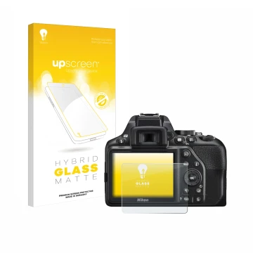 Parte frontal de un envase de producto con el logotipo de la marca upscreen. Al lado se muestra el dispositivo Nikon D3500 con