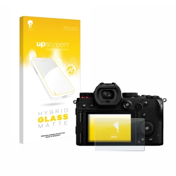 Parte frontal de un envase de producto con el logotipo de la marca upscreen. Al lado se muestra el dispositivo Panasonic Lumix