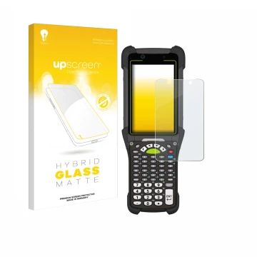 Parte frontal de un envase de producto con el logotipo de la marca upscreen. Al lado se muestra el dispositivo Zebra MC9400 co