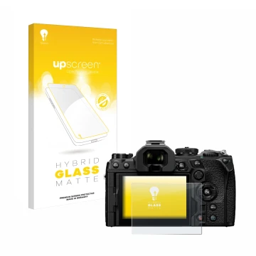 Parte frontal de un envase de producto con el logotipo de la marca upscreen. Al lado se muestra el dispositivo Olympus OM Syst