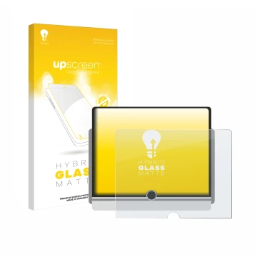 Parte frontal de un envase de producto con el logotipo de la marca upscreen. Al lado se muestra el dispositivo Lexus LBX 2024 