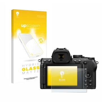 Parte frontal de un envase de producto con el logotipo de la marca upscreen. Al lado se muestra el dispositivo Nikon Z50 II co