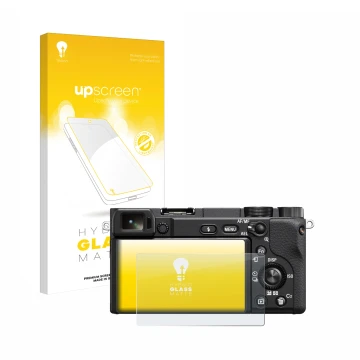 Parte frontal de un envase de producto con el logotipo de la marca upscreen. Al lado se muestra el dispositivo Sony Alpha 6100