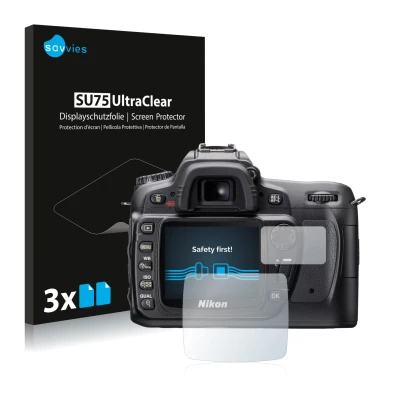 Parte frontal de un envase de producto con el logotipo de la marca Savvies. Al lado se muestra el dispositivo Nikon D80 con su