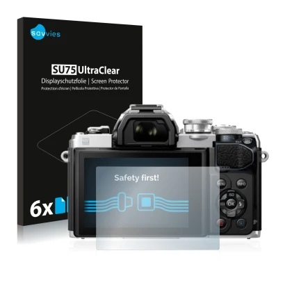 Parte frontal de un envase de producto con el logotipo de la marca Savvies. Al lado se muestra el dispositivo Olympus OM-D E-M