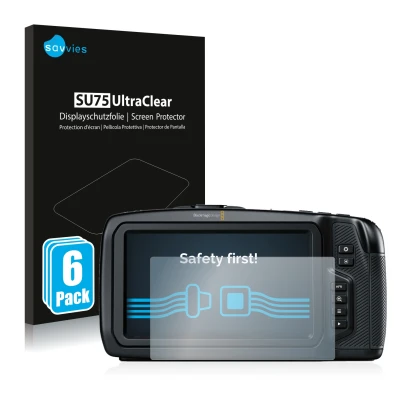 Parte frontal de un envase de producto con el logotipo de la marca Savvies. Al lado se muestra el dispositivo Blackmagic Pocke