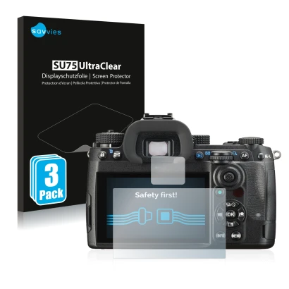 Parte frontal de un envase de producto con el logotipo de la marca Savvies. Al lado se muestra el dispositivo Pentax K-3 Mark 