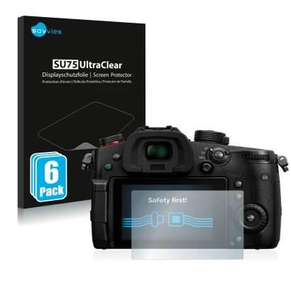 Parte frontal de un envase de producto con el logotipo de la marca Savvies. Al lado se muestra el dispositivo Panasonic Lumix 