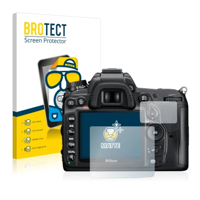 Parte frontal de un envase de producto con el logotipo de la marca BROTECT. Al lado se muestra el dispositivo Nikon D7000 con
