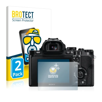Parte frontal de un envase de producto con el logotipo de la marca BROTECT. Al lado se muestra el dispositivo Sony Alpha 7 (IL