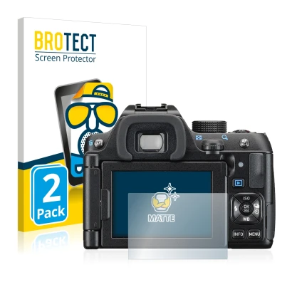 Parte frontal de un envase de producto con el logotipo de la marca BROTECT. Al lado se muestra el dispositivo Pentax K-70 con