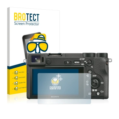 Parte frontal de un envase de producto con el logotipo de la marca BROTECT. Al lado se muestra el dispositivo Sony Alpha 6500