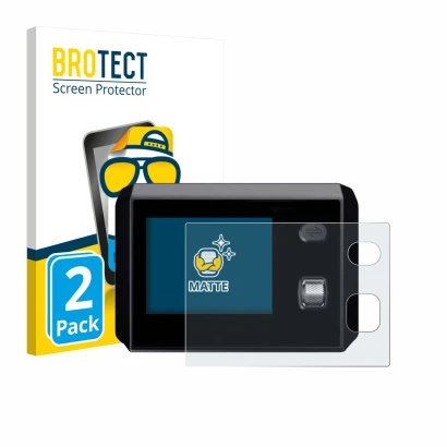 Parte frontal de un envase de producto con el logotipo de la marca BROTECT. Al lado se muestra el dispositivo SkyRC MC5000 con