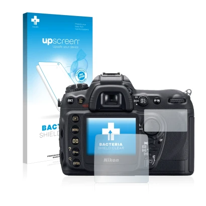 Parte frontal de un envase de producto con el logotipo de la marca upscreen. Al lado se muestra el dispositivo Nikon D200 con