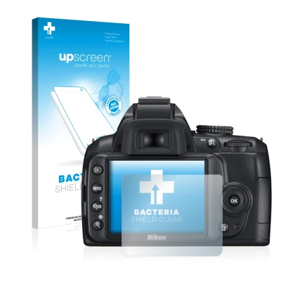 Parte frontal de un envase de producto con el logotipo de la marca upscreen. Al lado se muestra el dispositivo Nikon D3000 con