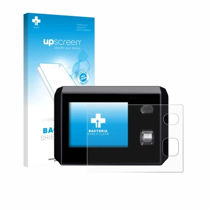 Parte frontal de un envase de producto con el logotipo de la marca upscreen. Al lado se muestra el dispositivo SkyRC MC5000 co