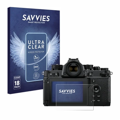 Parte frontal de un envase de producto con el logotipo de la marca Savvies. Al lado se muestra el dispositivo Nikon Z F con su
