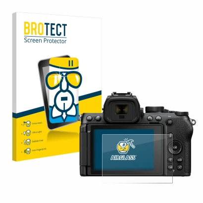 Parte frontal de un envase de producto con el logotipo de la marca BROTECT. Al lado se muestra el dispositivo Nikon Z50 II con