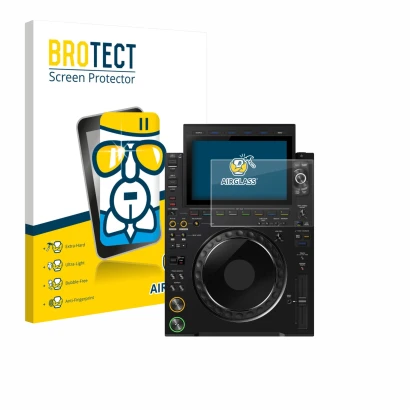Parte frontal de un envase de producto con el logotipo de la marca BROTECT. Al lado se muestra el dispositivo Pioneer CDJ 3000