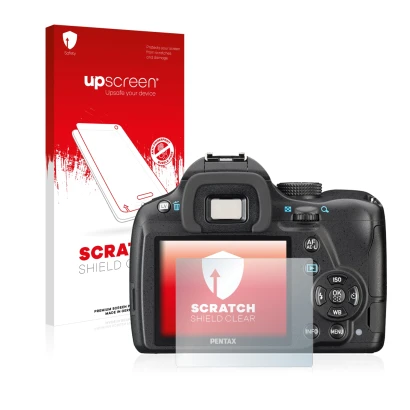 Parte frontal de un envase de producto con el logotipo de la marca upscreen. Al lado se muestra el dispositivo Pentax K-50 con
