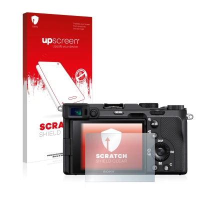 Parte frontal de un envase de producto con el logotipo de la marca upscreen. Al lado se muestra el dispositivo Sony A7C con su
