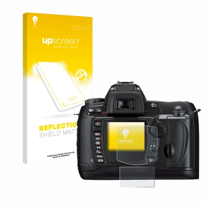 Parte frontal de un envase de producto con el logotipo de la marca upscreen. Al lado se muestra el dispositivo Nikon D70 con s