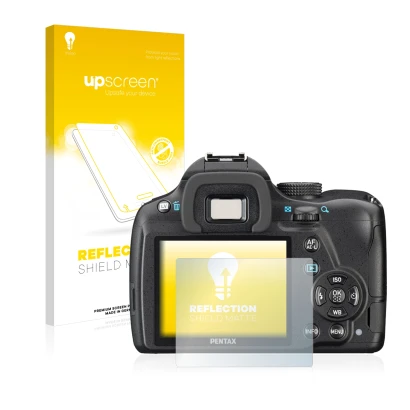 Parte frontal de un envase de producto con el logotipo de la marca upscreen. Al lado se muestra el dispositivo Pentax K-50 con